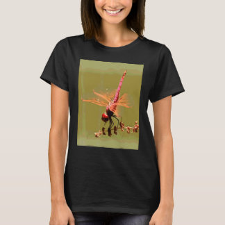 Ljust röd violett dropwing isolerad på grön färg t shirt