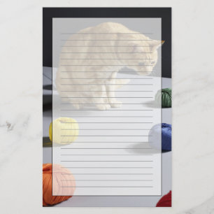 Ljust rödbrun tabby kattsitta på bord brevpapper
