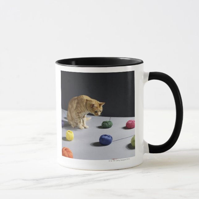 Ljust rödbrun tabby kattsitta på bord mugg (Höger)