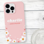Ljust rosa återteckensnitt för blommar av utstråla<br><div class="desc">Cute iphone case med vit jordgubbsbärsblommar på rosa bakgrund och ditt eget namn i ett retrotypsnitt.</div>