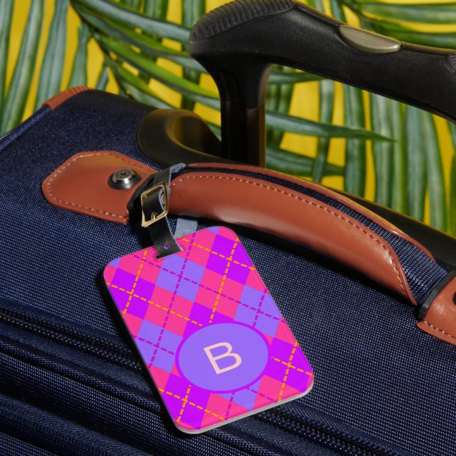 Ljust rosa och blått argyle-mönster med monogram bagagebricka (Framsida Insitu 1)