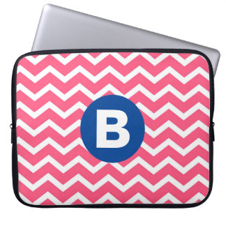 Ljust rosa och vit chevronmönster monogram laptop fodral