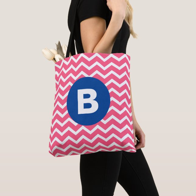 Ljust rosa och vit chevronmönster monogram tygkasse (Närbild)