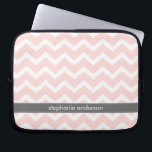 Ljust - rosa sicksacksparremönster laptop fodral<br><div class="desc">Personifiera denna stilfulla laptop sleeve med din namn,  initialer,  monogram eller text av ditt primat.</div>
