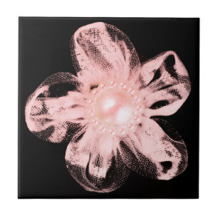 Ljust - rosa tulle blomma på svart kakelplatta