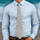 Ljust Taupe Sand Dollar Patternes Tie Slips<br><div class="desc">Sand-dollarmönstrad slips i lätt taupe färg. Vita sanddollar gör en liten mönster på en grått-brun färg och är perfekt för en badbrudgumm och/eller hans marskalkar. Utformningen är subtil och skön med en neutralt palett som kommer att matcha alla tropiska teman eller sommartemat bröllop.</div>