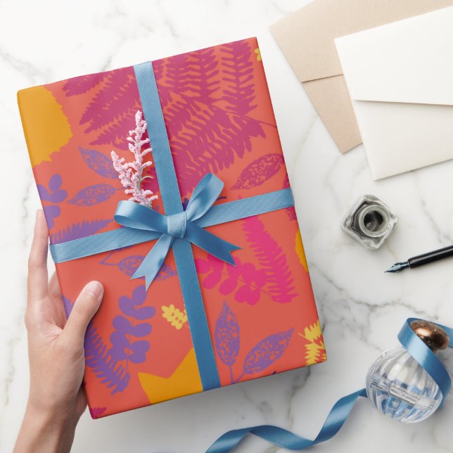 Ljust, varmt rosa ormbunksmönstrad presentpapper (Gifting)