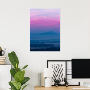Ljusta moln och måne vid soluppgång poster