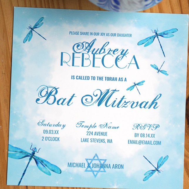 Ljusturkos Dragonflies Bat mitzvah Inbjudningar (Whimsical turquoise dragonflies bat mitzvah invitation, unique square card)