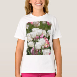 Ljusvita och rosa tulpaner på en solig dag t shirt