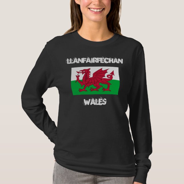Llanfairfechan, Wales med walesiska flaggan Tee (Framsida)