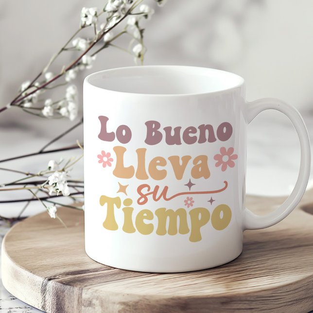 "Lo Bueno Lleva su Tiempo" Boho inspirational Kaffemugg ("Lo Bueno Lleva su Tiempo" Boho Inspirational Coffee Mug on a sunny neutral boho kitchen table.)