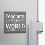 Loacher chalkboard, vit typografi, skriptcitat magnet<br><div class="desc">"Lärare byter världen ett barn i taget" tankeväckande typografi citerar i svart bakgrund och vitt skript. Det skulle kunna bli ett trevligt tack till din bästa lärare.</div>