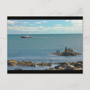 Lobster Boat som arbetar med Rocky Seawall Beach Vykort