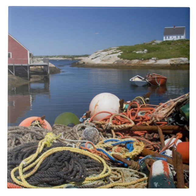 Lobsterpots, bojar och rep på dockan vid kakelplatta (Framsidan)
