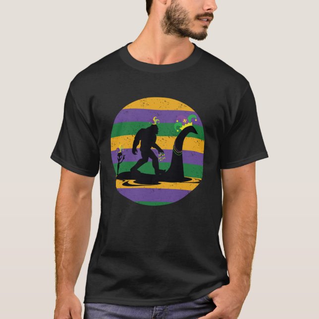 Loch Ness Big Foot Alien Ride igen Funny Mardi Gr T Shirt (Framsida)