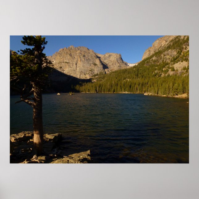 Loch vid Rocky Mountain nationalpark Poster (Framsidan)