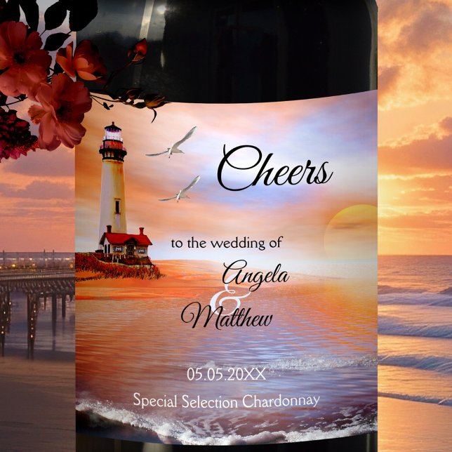 Lock Vin-etikett för fyr Nautical Beach Wedding Vinflaska Etikett (Elegant wine label featuring a romantic painting of an ocean with lighthouse and seagulls at sunset)