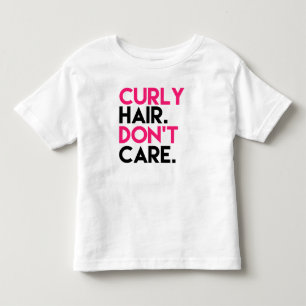 Lockigt hår att bry sig inte den roliga rosa tee shirt