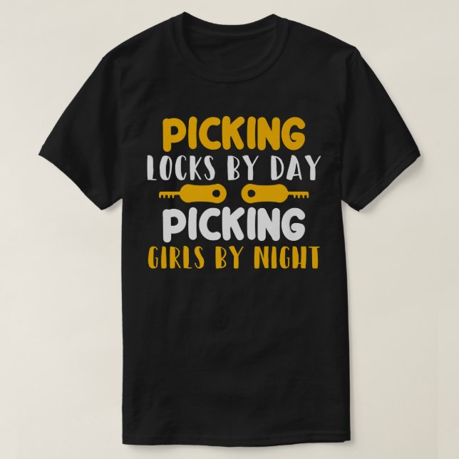 Locksmith Picking Locking Locking by Day Picking G T Shirt (Design framsida)