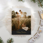 Lodrät för träkol mycket God jul fyra foto<br><div class="desc">Den här Helgdag för träkol i mycket God jul 4-foto-Lodrät-fotolytor har en sofistikerad mörk-bakgrund med en blandning av enkla fotfotsbrev i guld och klassisk kalligrafi parad med en minimalistisk boho-stil som strejkor en balans mellan ren och modern grått och perfektens elegans. Den här charmerande designen är ett härligt sätt att...</div>