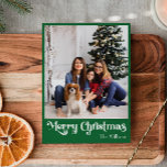 Lodrät God jul i klassiskt Grönt - foto Julkort<br><div class="desc">Fira säsongen med det här unika, klassiska God jul-fotokortet för lodrät i grönt som innehåller ett litet vintage-kort. Den minimalistiska utformningen visar en elegant färg palett i grönt, och framkallar vintern mysigt anda. Dess moderna och roligt dragningskraft, parad med den traditionella formuleringen, skapar en perfekt balans mellan djärvhet och klokhet....</div>