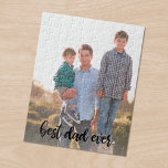Lodrät Photo Black-skript med bästa Pappa någonsin Pussel<br><div class="desc">Skapa en roligt som är viktig för pappa genom att lägga till ett eget lodrät-foto i ett pussel i anpassningsbarna med "best pappa någonsin" skrivet på grund i ett modernt, handskrivet skript. En perfekt för Fars dag. Om du har problem med fotots placering eller storlek klickar du på knappen "Anpassa"...</div>
