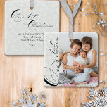 Lodrät Photo Snowflake (vårt första julskript) Julgransprydnad Keramik<br><div class="desc">Vår första prydnadsföremål för julfoto med lodrät foto, elegantens kalligrafi och delikat vitt snöflingor på silver grått gräns. Fotomallen är ett redo för dig att lägga till ditt foto och din anpassningsbar på baksidan. Med undantag för den handskrivna text som används under vår första jul är hela texten fullt redigerbar...</div>
