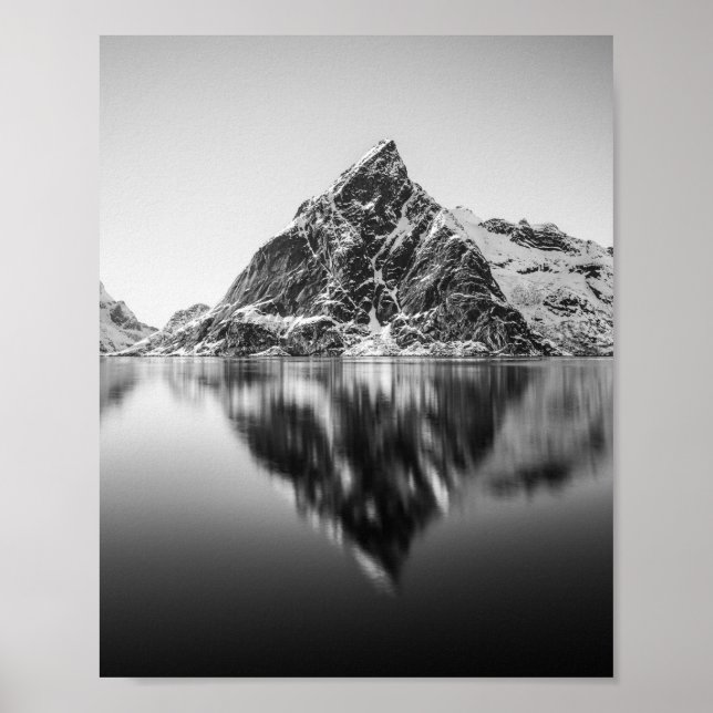 Lofoten Mountain Black and White Photo Poster (Framsidan)
