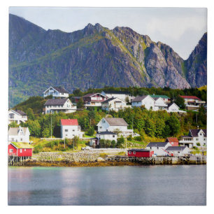 Lofoten Norge Reine-byn under sunny blå himmel Kakelplatta