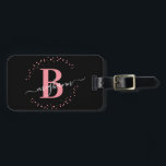 Logg Lugg för Girly Elegant Black Rosa Namn Monogr Bagagebricka<br><div class="desc">Grovt,  minimalistiskt,  enkelt,  modernt,  svart och rosa monogram första namn-manuset anpassningsbar personlig med monogrammed bagagetagg. Med ett inledande monogram och ett giftigt namn namnteckning skript i ett handskrivet kalligrafteckensnitt med svan och prickad cirkel ram runt ditt monogram.</div>