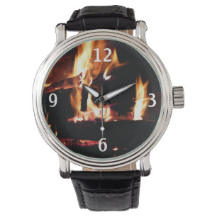Loggar in i brandfotografiet för eldsläckare armbandsur