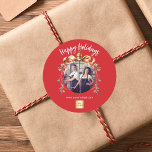 Logotyp av julrött guld-bauble-team runt klistermärke<br><div class="desc">Röd bakgrund. Anpassa och lägga till egen logotyp för foton och företag. En guldbauble Julgran som ram. Lägg till en text,  namn eller webben-URL. Vit text.</div>