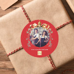 Logotyp av julrött guld-bauble-team runt klistermärke<br><div class="desc">En röd bakgrund. Anpassa och lägga till egen logotyp för foton och företag. En guldbauble Julgran som ram. Lägg till en text,  namn eller webben-URL. Vit text.</div>