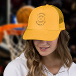 Logotyp för enkel Basketball Klubb Namn Anpassning Keps<br><div class="desc">Enkel Logotyp för Basketball Klubb Namn Anpassningsbar Lägg enkelt till logotypen i mitten och anpassa den text som böjs ovanför och nedanför. Klicka på redigeringsalternativet om du vill ändra texten färg och teckensnittet om du vill, </div>