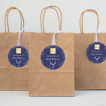 Logotyp för företag med vita julklackar runt klistermärke<br><div class="desc">En klassisk marin blå bakgrund,  dekorerad med faux silver glitter,  gnistor och en abstrakt vit renhuvud. Anpassa och lägg till ditt företag,  din logotyp och en text. Text: God jul skrivet med ett modernt handbrev stil.</div>