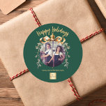 Logotyp för julfotboll i guld, grönt- runt klistermärke<br><div class="desc">Gröntens bakgrund. Anpassa och lägga till egen logotyp för foton och företag. En guldbauble Julgran som ram. Lägg till en text,  namn eller webben-URL.</div>