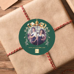 Logotyp för julfotboll i guld, grönt- runt klistermärke<br><div class="desc">Gröntens bakgrund. Anpassa och lägga till egen logotyp för foton och företag. En guldbauble Julgran som ram. Lägg till en text,  namn eller webben-URL.</div>