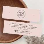 logotyp för  rosa anpassningsbar  vid intjänande a litet visitkort<br><div class="desc">Ljust  rosa eller anpassningsbar färg som har ett mini-produktkort med logotyp för centrerad anpassningsbar och social-medieikoner. Öronstödlinjerna kan justeras genom att man lägger till och tar bort utrymmen i mallen fält och genom flytta i hela inslag i verktyg.</div>