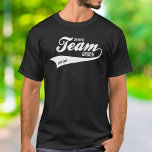 Logotyp för skumfärgsteamet Groom Drinking Sports Tee<br><div class="desc">Lustigt t-shirt för Grooms dricksteam/kompisar. En coola som har en återsportsliknande logotyp som "Team" med ett svavt svan. Anpassa genom att lägga till anpassningsbar - datum, plats osv. eller ta bort någon av texterna. Perfekt för en eller flera kandidatfester eller marskalkar. Ta en titt på våra samordnande produkter genom att...</div>
