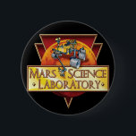Logotyp för Uppdrag av Mars Science Laboratory Knapp<br><div class="desc">Logotypen för Mars Science Laboratory (MSL) uppdrag en robotrymdsond som uppdrag till Mars och som lanserades av NASA den 26 november 2011 och som med framgång landade marsrover Curiosity i Gale Crater den 6 augusti 2012. De övergripande målen är bland annat att undersöka Mars beboelighet, att studera dess klimat och...</div>