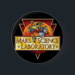 Logotyp för Uppdrag av Mars Science Laboratory Knapp<br><div class="desc">Logotypen för Mars Science Laboratory (MSL) uppdrag en robotrymdsond som uppdrag till Mars och som lanserades av NASA den 26 november 2011 och som med framgång landade marsrover Curiosity i Gale Crater den 6 augusti 2012. De övergripande målen är bland annat att undersöka Mars beboelighet, att studera dess klimat och...</div>