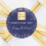 Logotyp för verksamheten i julblått silver glitter runt klistermärke<br><div class="desc">En klassisk marin blå bakgrund,  dekorerad med faux silver glitter,  gnistor. Anpassa och lägg till ditt företag,  din logotyp och en text. Text: Glad helg! skrivet med ett modernt handskript stil.</div>