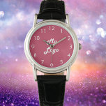 logotyp för vit rosa för magenta armbandsur<br><div class="desc">Lägg till din egen logotyp. En trendig magneta,  mörkens rosa bakgrund. Perfekt för att marknadsföra ditt företag och ditt varumärke. Vita klocknummer i ansikte.</div>