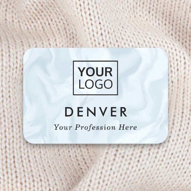 Logotyp först namn och blek  blågrått marmorerat namnbricka (Skapare uppladdad)