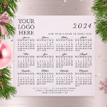 Logotyp German 2024 Business Calendar Magnet Rosa<br><div class="desc">Den här kvadrataffärskalendern för 2024 med månader och dagar på tyska är en mall för ställe i din logotyp, lägg till företagskontakter, slogan eller annan text. Den enkla designen finns i rosa och svart färg med månader med skript. Det är en praktisk presentidé för jul och nyår, både för kunder...</div>