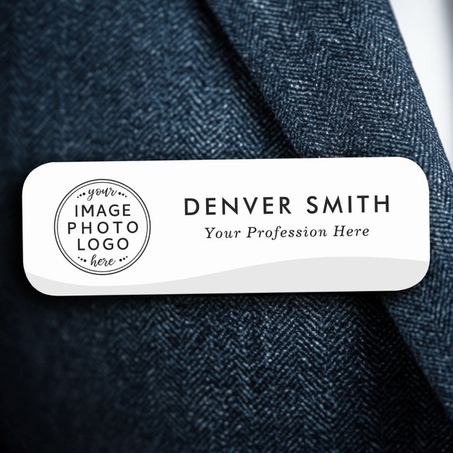 Logotyp namn rubrik Ljusvåg grått Vit modern  Namnbricka (Logo name title light gray wave white modern name tag)