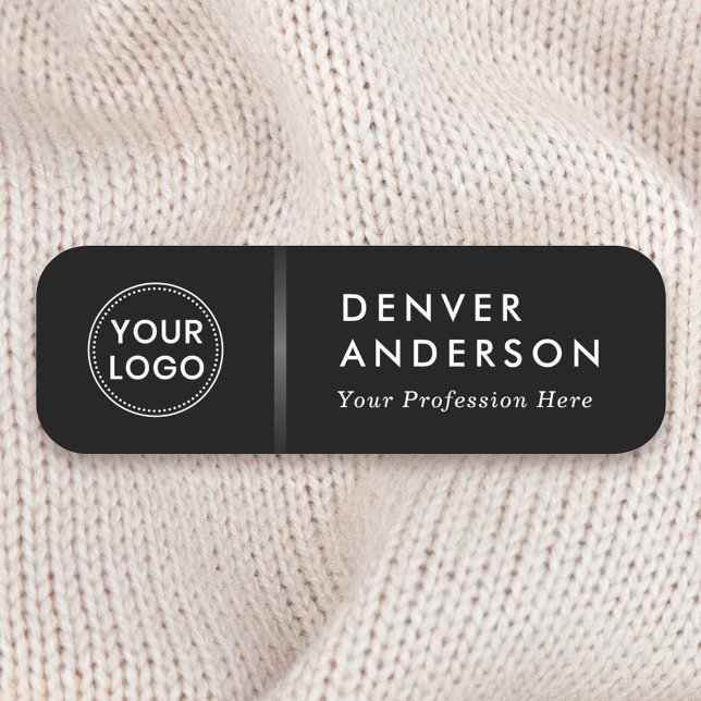 Logotyp namn titelklass svart grått-övertoningsdel namnbricka (Elegant, black name tag with your custom logo and gray gradient divider)