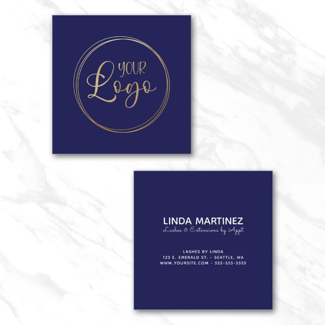 Logotyp på mörkblått fyrkantigt visitkort (Logo on Dark Navy Blue Square Business Card)