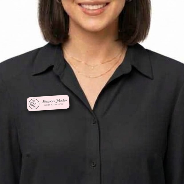 Logotyp på Rosa Svart Skript Ögonfranssminkör Namnbricka (Logo on Pink Black Script Lash Makeup Artist Name Tag)